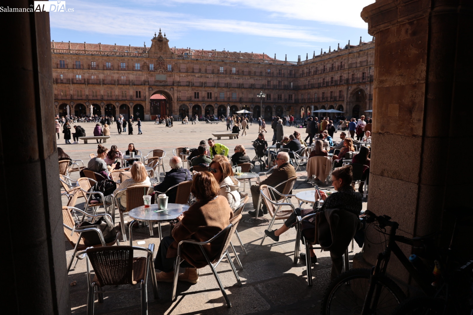 GALERÍA DE FOTOS | Ambiente casi primaveral en el centro de Salamanca