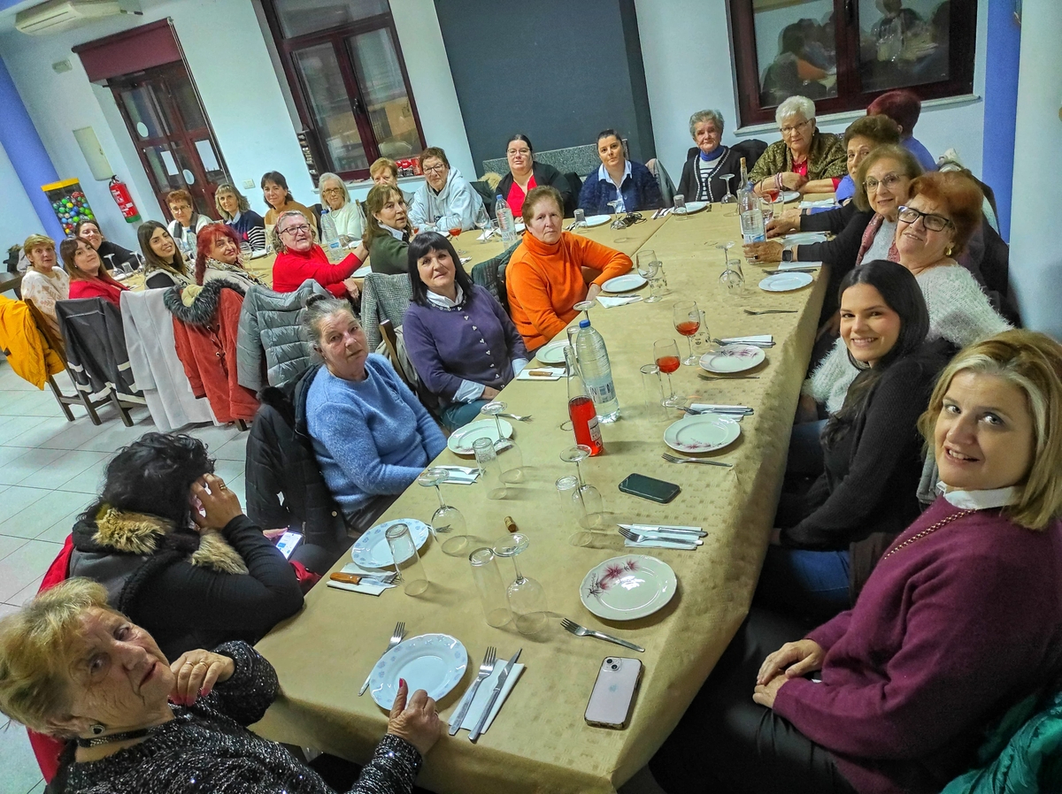 Las mujeres de Peralejos de Abajo celebran el día de las águedas con una rica cena en el bar del pueblo