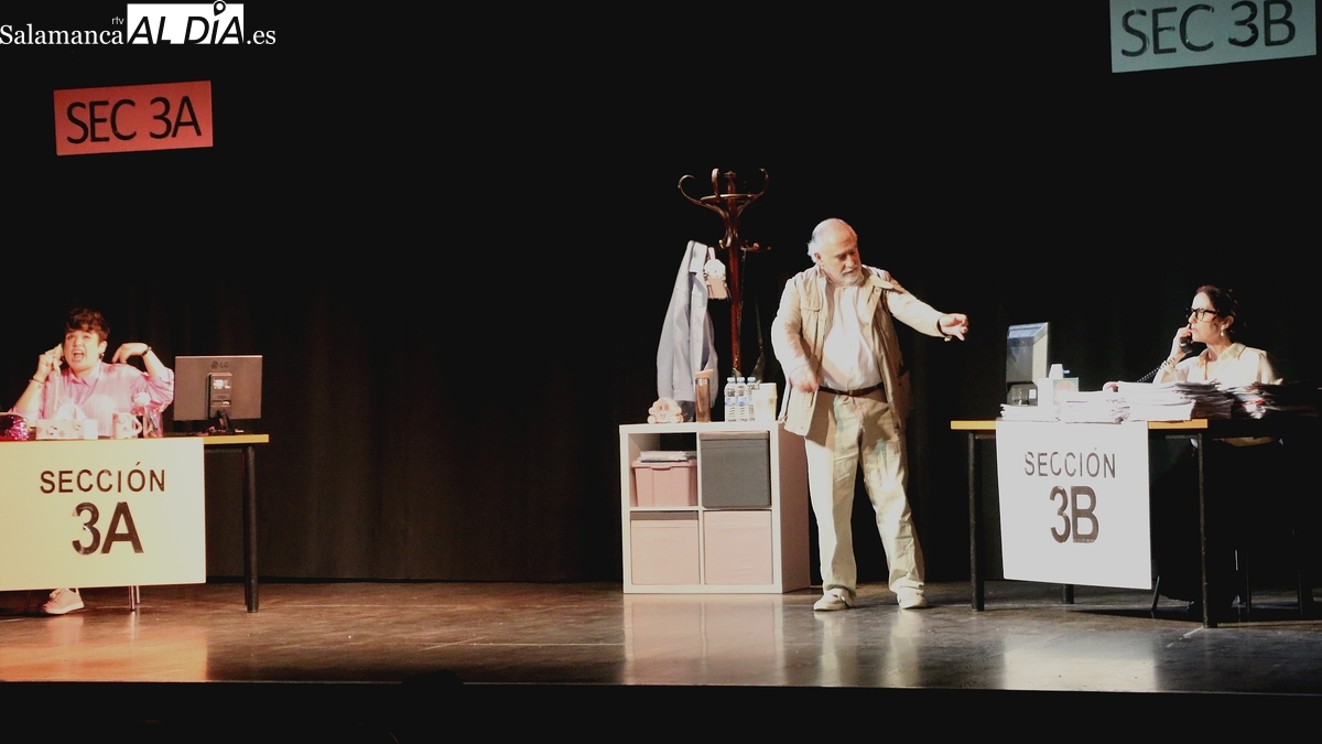 Athenea Teatro llena el salón del Centro Cultural de Vitigudino con ‘Este lío no es de recibo’