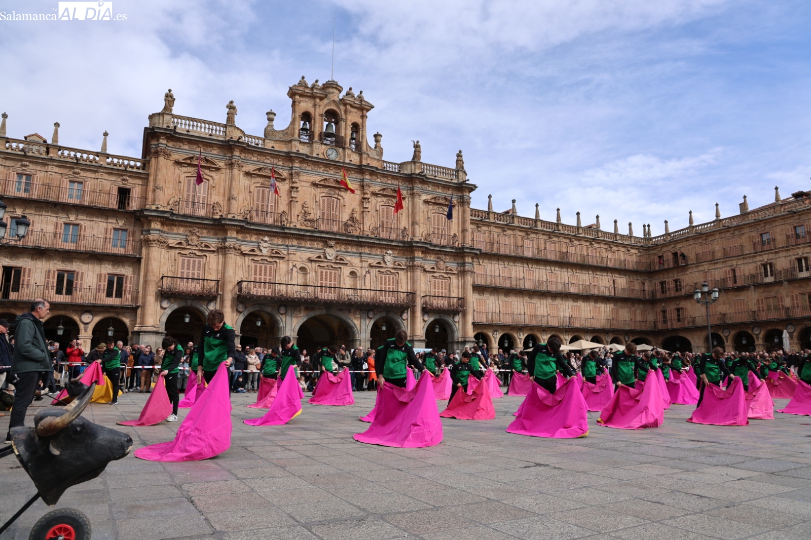 Capotes y muletas vuelan en la Plaza Mayor para dar conmemorar el 40º aniversario de la Escuela (FOTOS y VÍDEO)