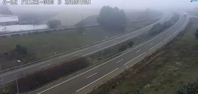 La niebla dificulta la circulación en la carretera a su paso por Villares de la Reina 