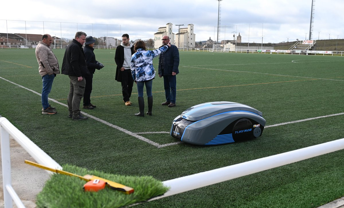 En proceso de rehabilitación el césped artificial de los Campos de Toñete
