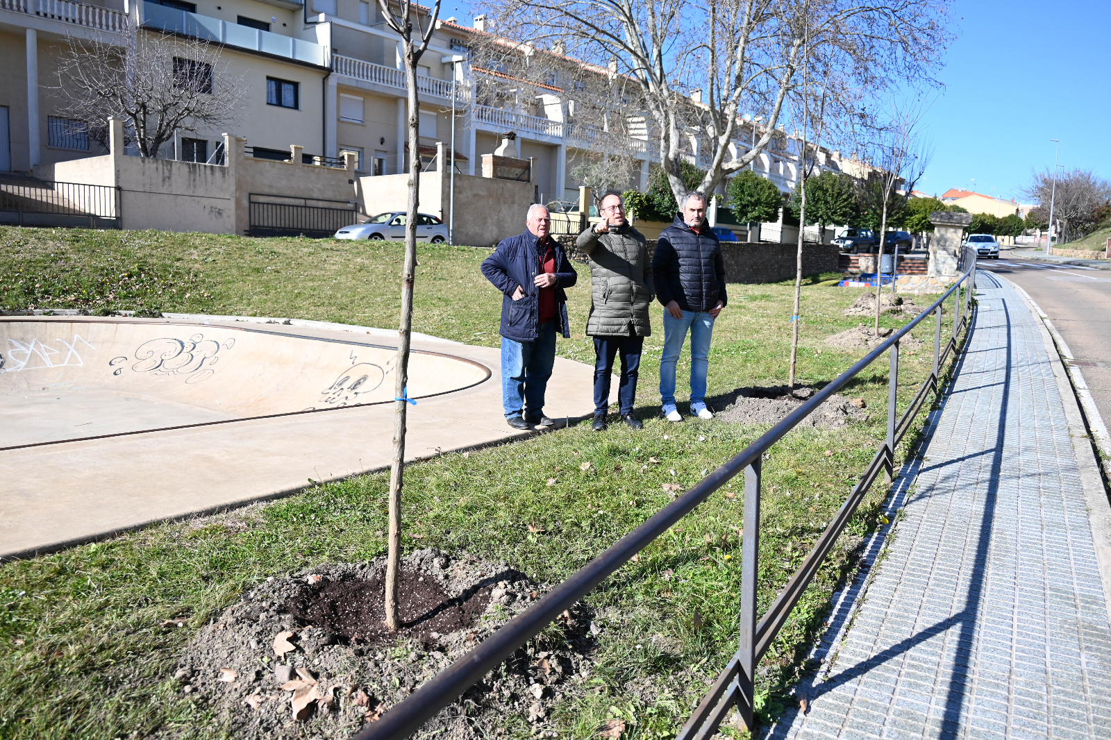 El Ayuntamiento planta cerca de 80 nuevos árboles, entre ellos 50 fresnos y 15 almendros