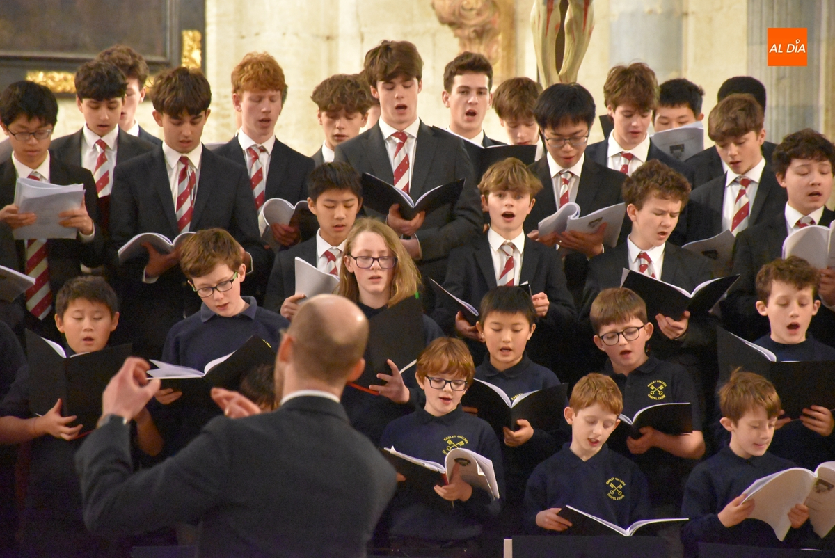 Los niños y jóvenes del Coro y Orquesta del Radley College inglés encandilan en la Catedral mirobrigense