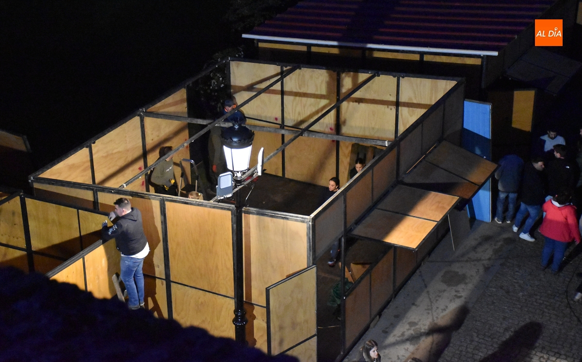 Frenética tarde de montaje de casetas en el Paseo Fernando Arrabal