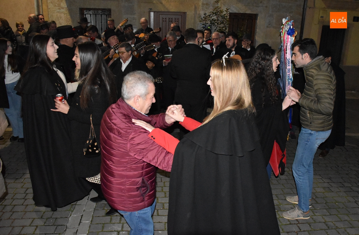 La Rondalla III Columnas se acerca a rondar a la Corte de Honor del Carnaval