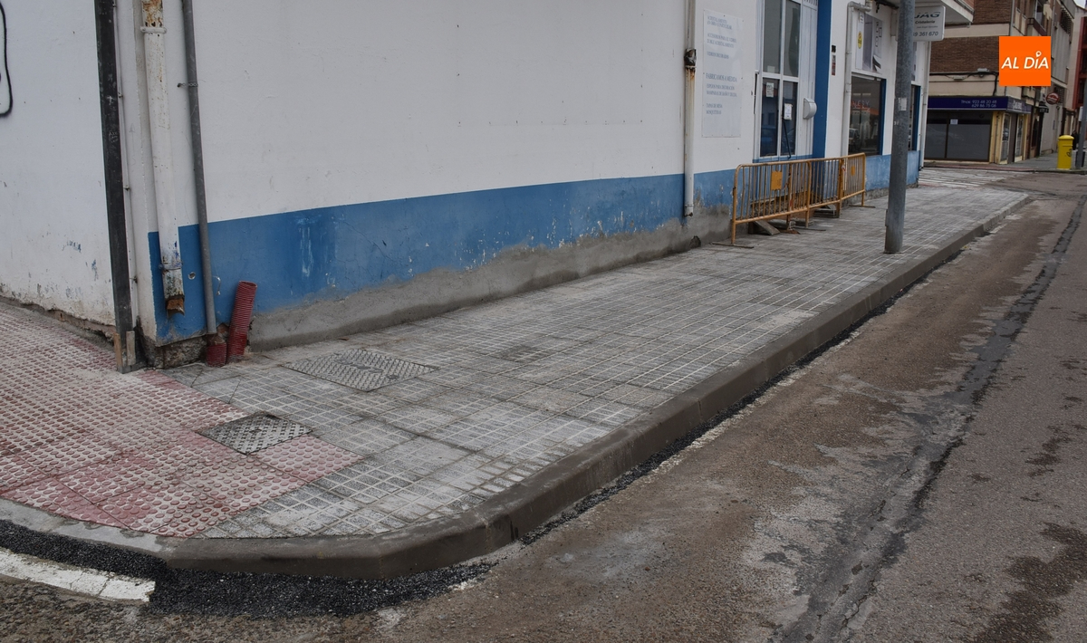 Ya es transitable el tramo de acera de la calle Santa Clara al que se ha quitado la inclinación