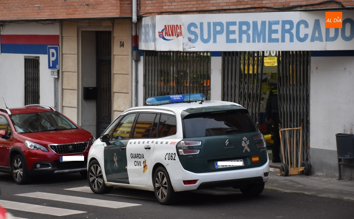 Se llevan jamones y bebidas alcohólicas en un robo nocturno en el Alvica de la Avenida de Béjar