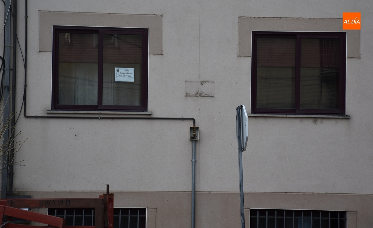 Sustraen de madrugada la placa con el nombre de la calle Carnaval del Toro