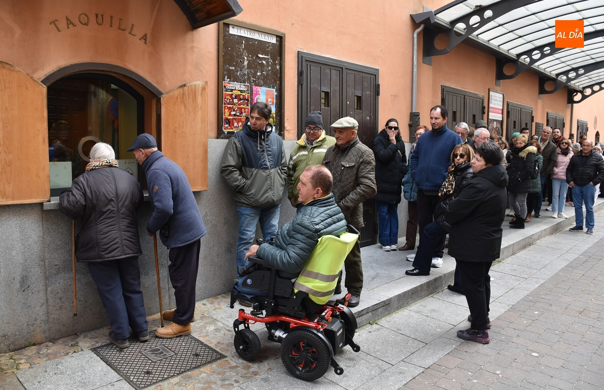 Agotadas, a un ritmo más lento al estar numeradas, las invitaciones para las Coplas de la Rondalla