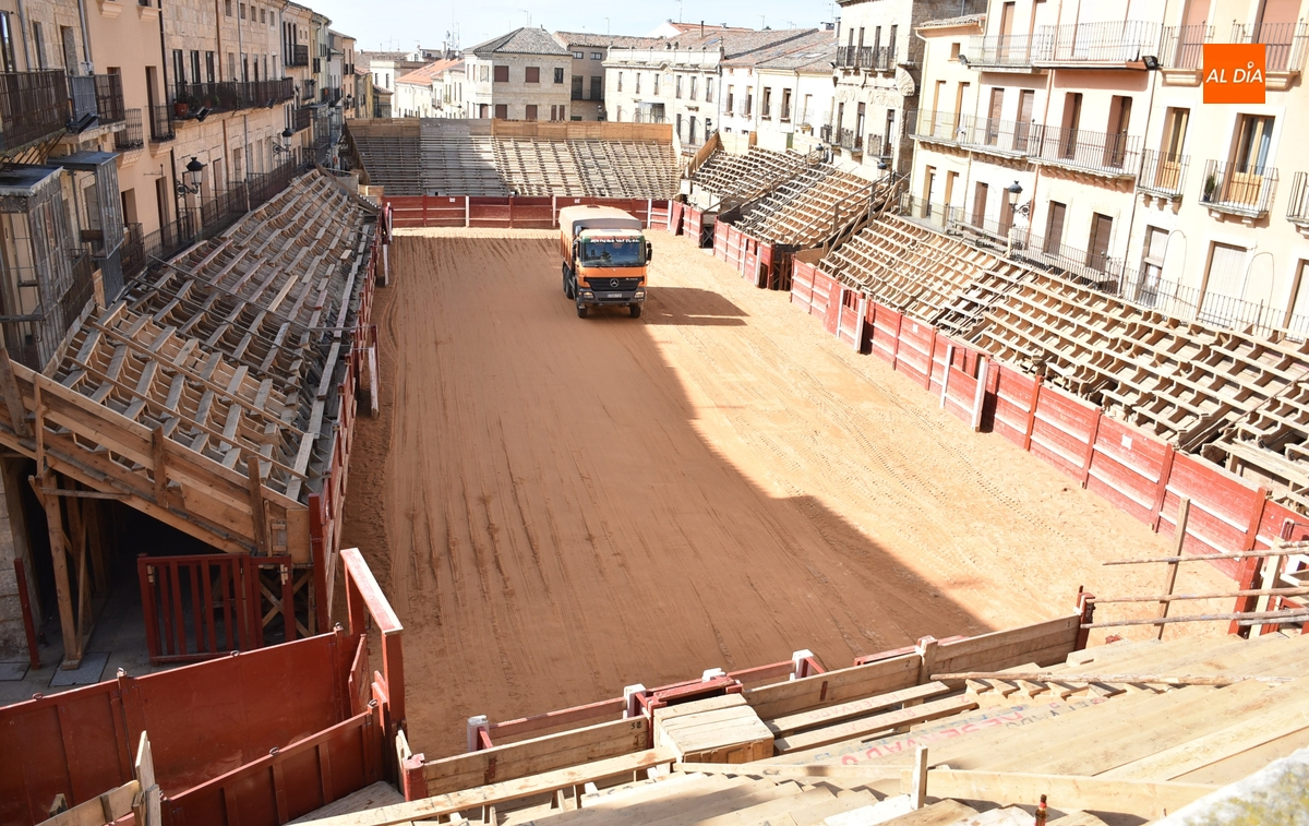 Extendidas 210 toneladas de arena por la Plaza, con un día de adelanto debido al tentadero