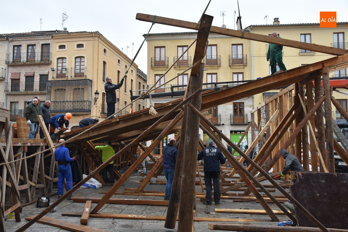 Arranca pasado por agua el magno espectáculo de la construcción de los tablaos
