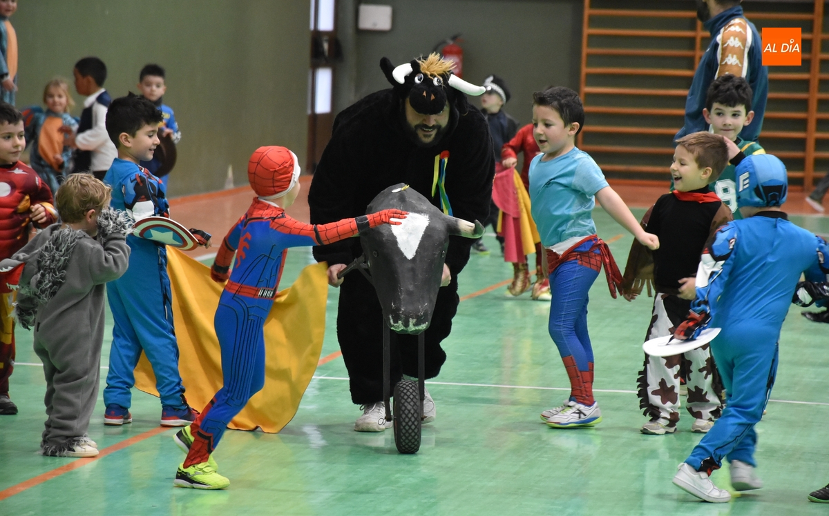 Los más peques del III Columnas protagonizan las primeras carreras taurinas del Carnaval 2025