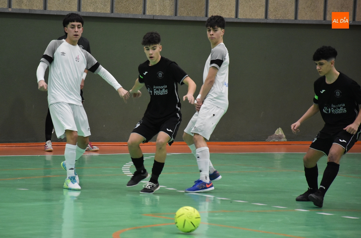 Digna imagen del III Juvenil ante el todopoderoso líder de su categoría, el Noia gallego