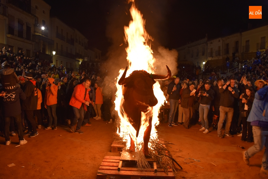 Las 29 peñas y asociaciones promotoras del Toro de Cenizos lo prenderán a la vez con antorchas