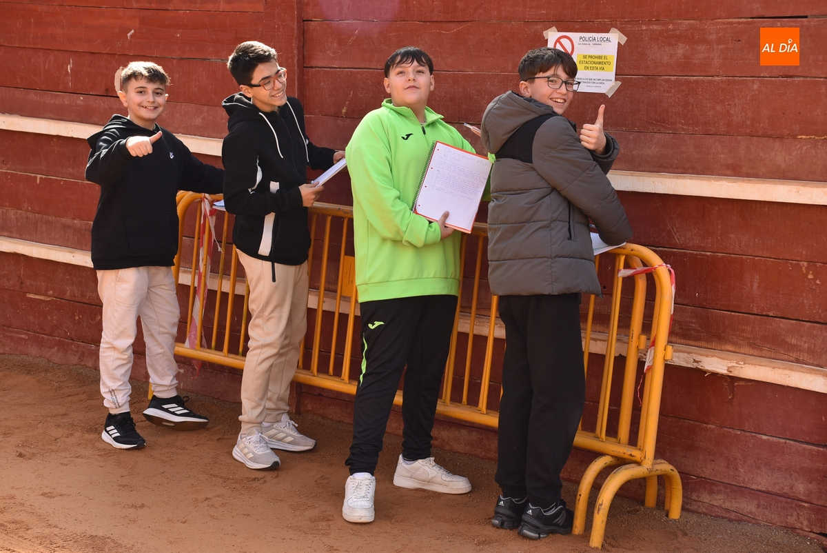 Los alumnos de 1º de la ESO de Misioneras-Santa Teresa realizan un trabajo en plena Plaza
