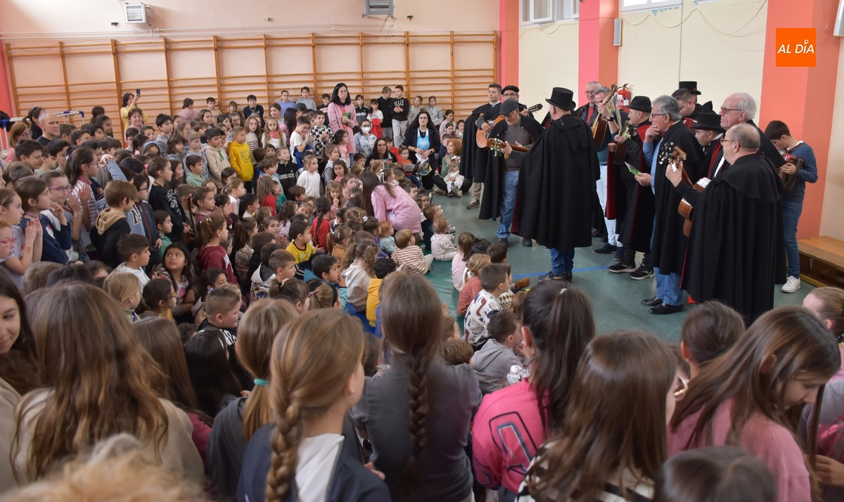 El Colegio Miróbriga calienta motores para el Carnaval con la visita de la Rondalla