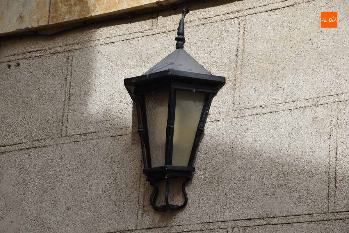 Instalada una nueva luminaria en un lateral del Cuerpo de Guardia del Registro