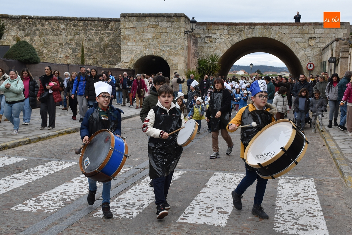 Los alumnos de la Escuela de Música cocinan un variado menú de ritmos para animar la tarde