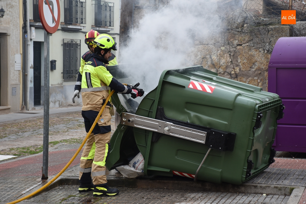 Echa a arder uno de los contenedores estrenados esta misma semana en la calle Cárcabas