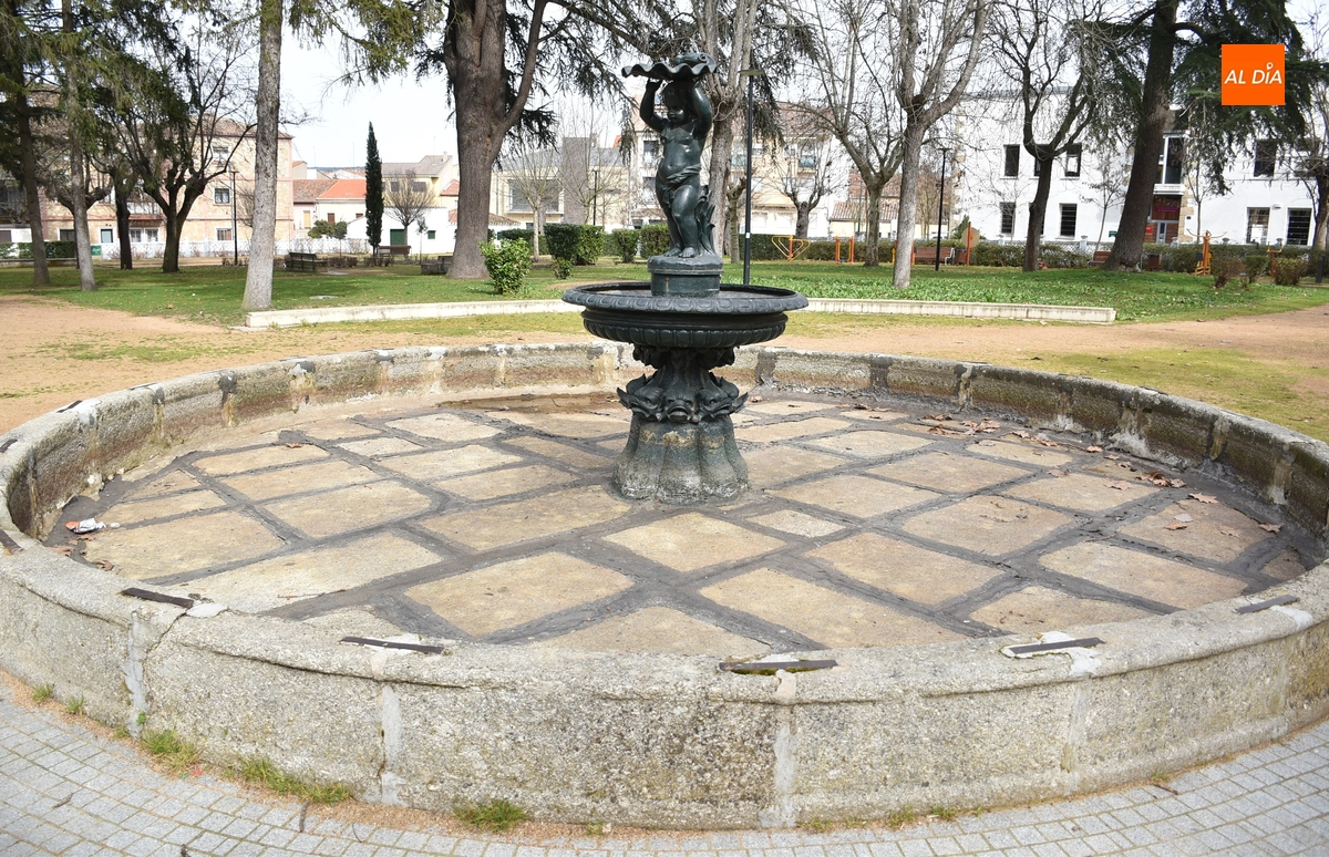 Inusual imagen sin agua de la fuente de La Florida a la espera de unas reparaciones