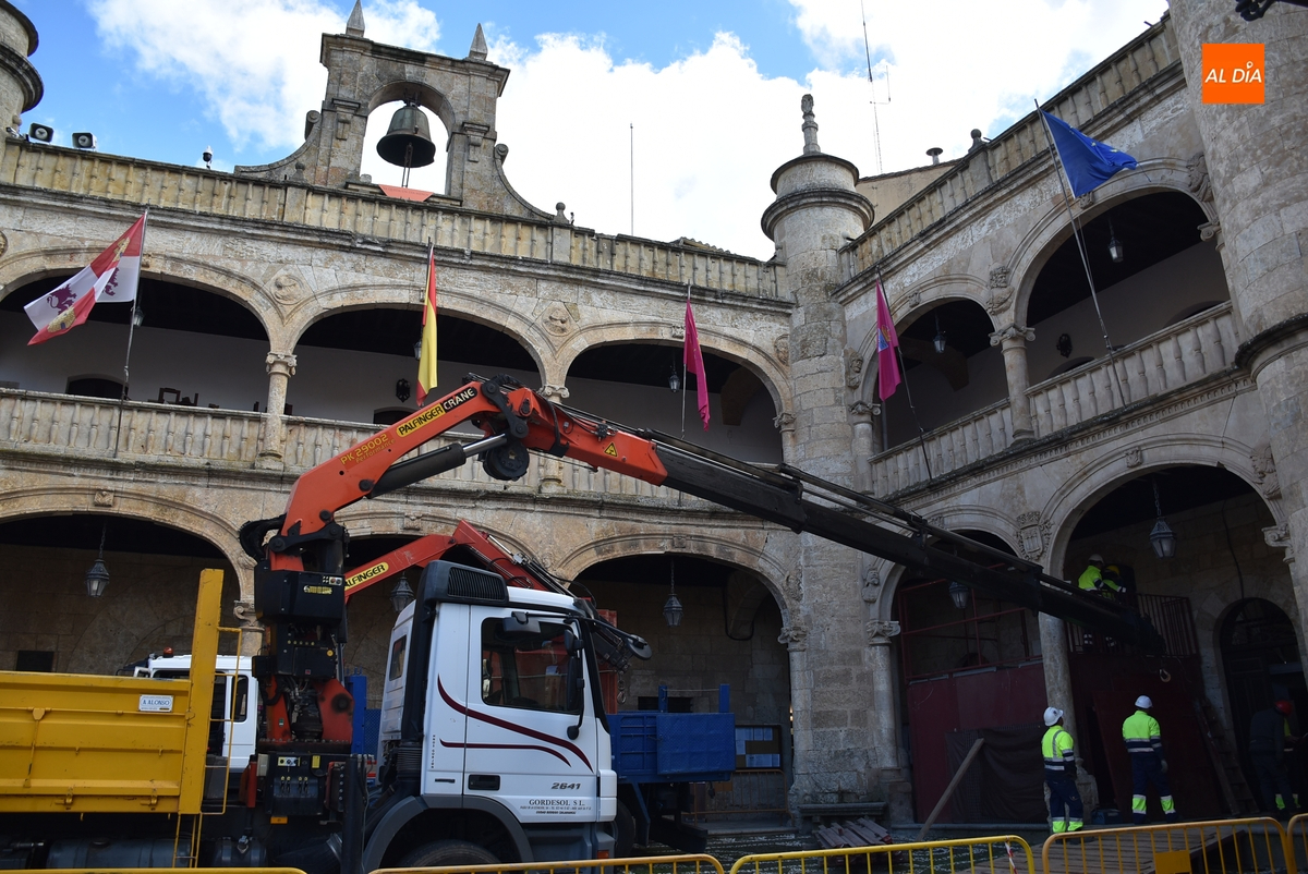 El montaje de los toriles exteriores abre la transformación carnavalera de la Plaza Mayor