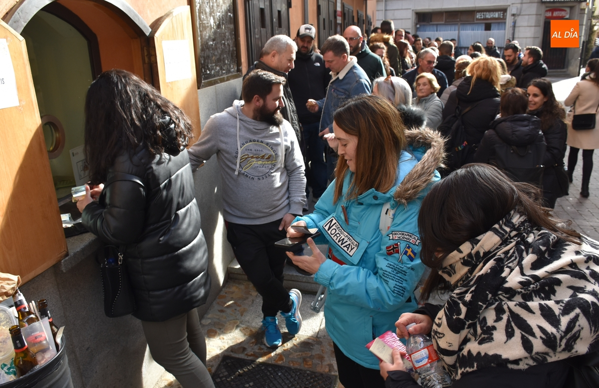 Furor por el baile de disfraces con hasta 7 horas haciendo cola para comprar las entradas