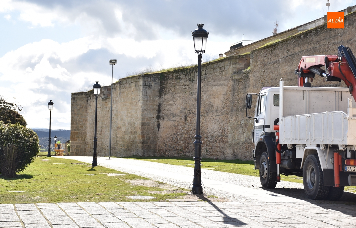 Colocados los faroles de las nuevas farolas del Paseo Fernando Arrabal