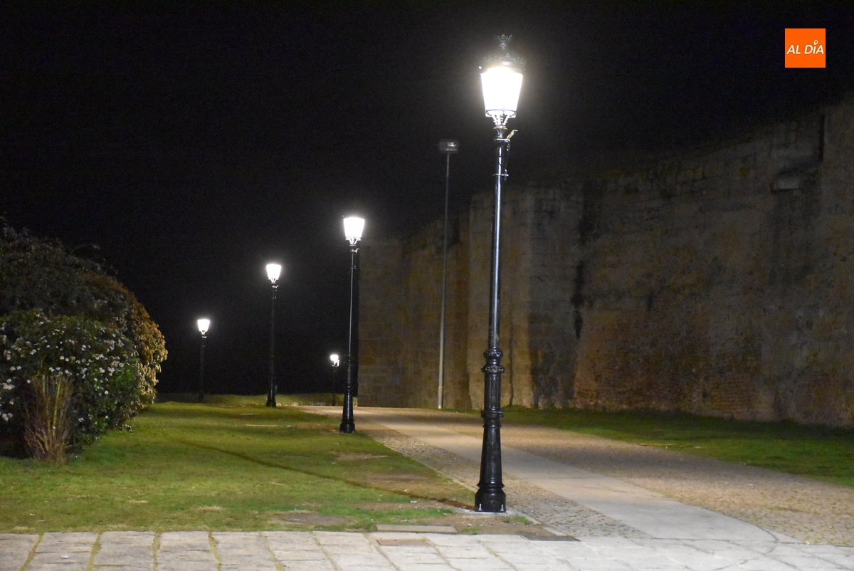 Operativas las nuevas farolas del Paseo Fernando Arrabal