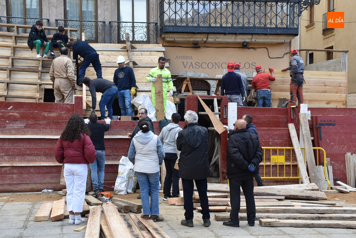 Avanza a gran ritmo y en medio de una tremenda expectación el montaje de los tablaos
