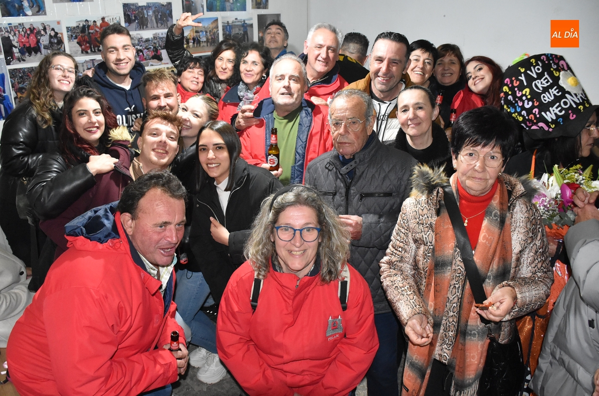 Notable ambiente en una apertura de las casetas de la Plazuela con representación hasta de Noruega