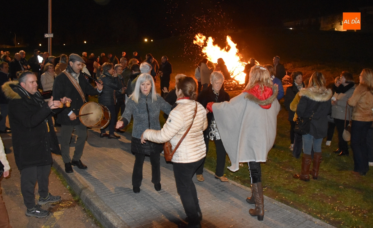 Las Águedas completan el ciclo de hogueras al ritmo de la música tradicional