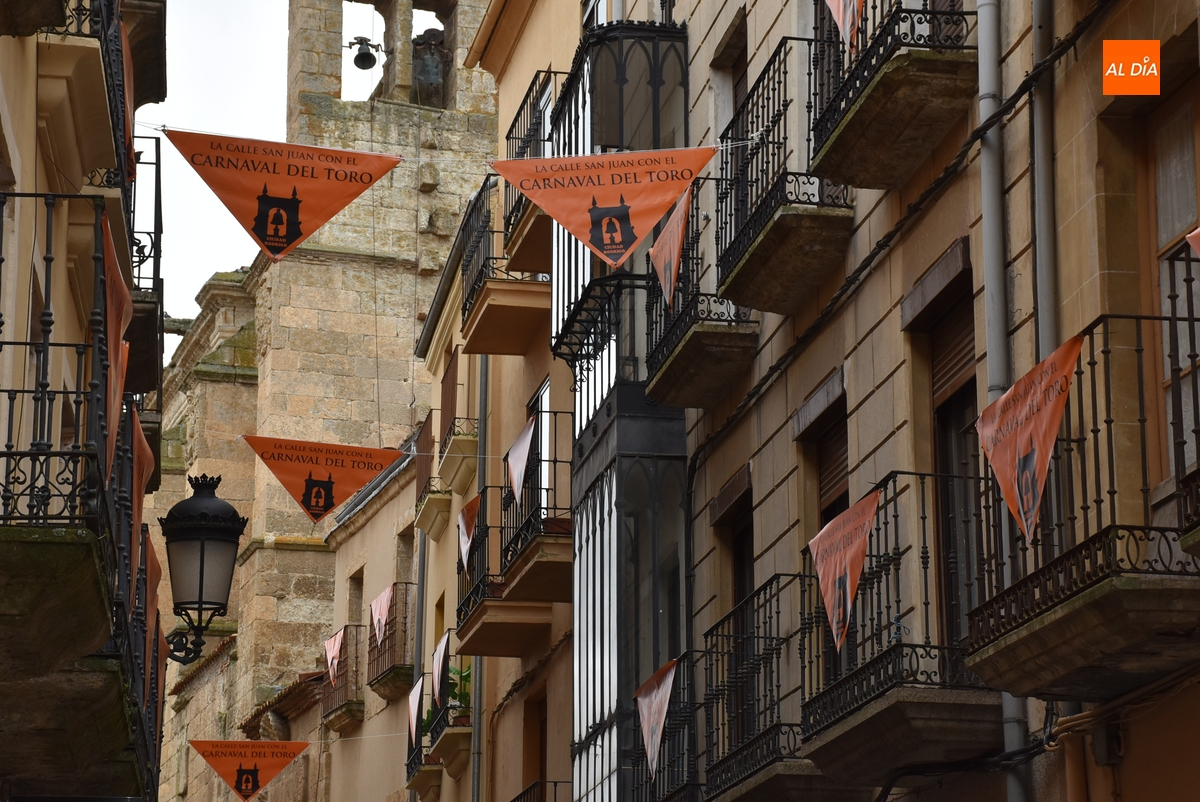 La calle San Juan se llena de pañuelos farinatos