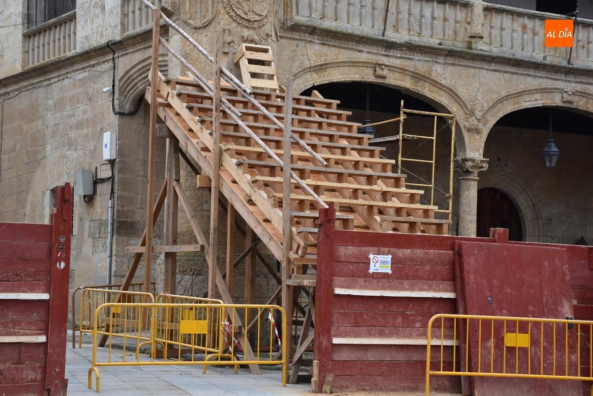 Desde este viernes estará prohibido aparcar en la Plaza, donde ya está casi ultimado el 1º tablao