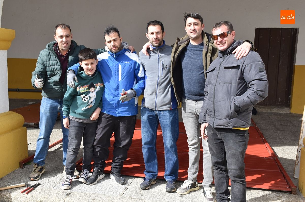 Las peñas de la Plazuela del Buen Alcalde arrancan el montaje de sus casetas