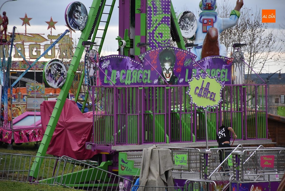 El recinto ferial sigue tomando forma mientras la bandera pirata ya ondea en las casetas del Paseo