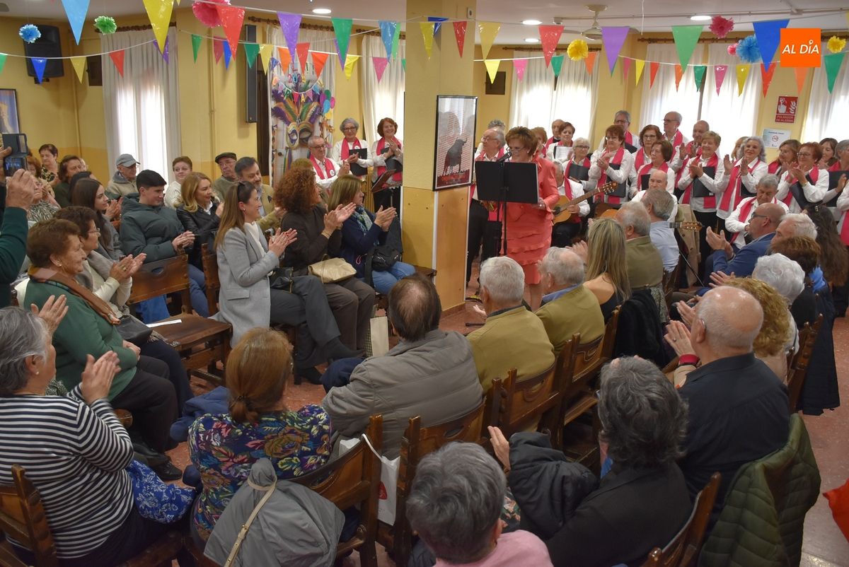 Llenazo en el Centro de Mayores para disfrutar del pregón de Maribel Martín Álvarez