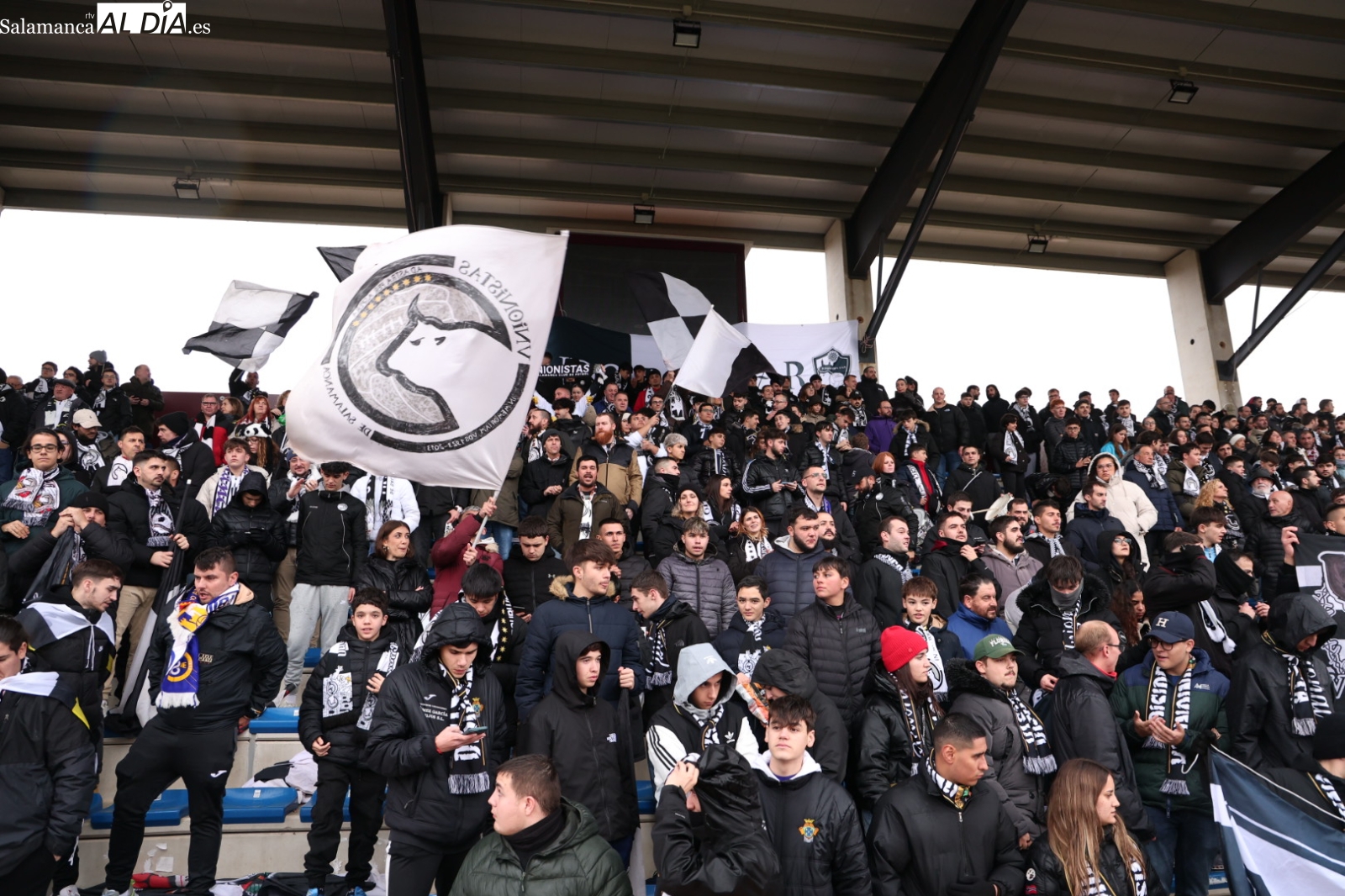 La afición de Unionistas desafía a la lluvia en el Día de Ayuda al Club contra la Ponferradina (FOTOS)