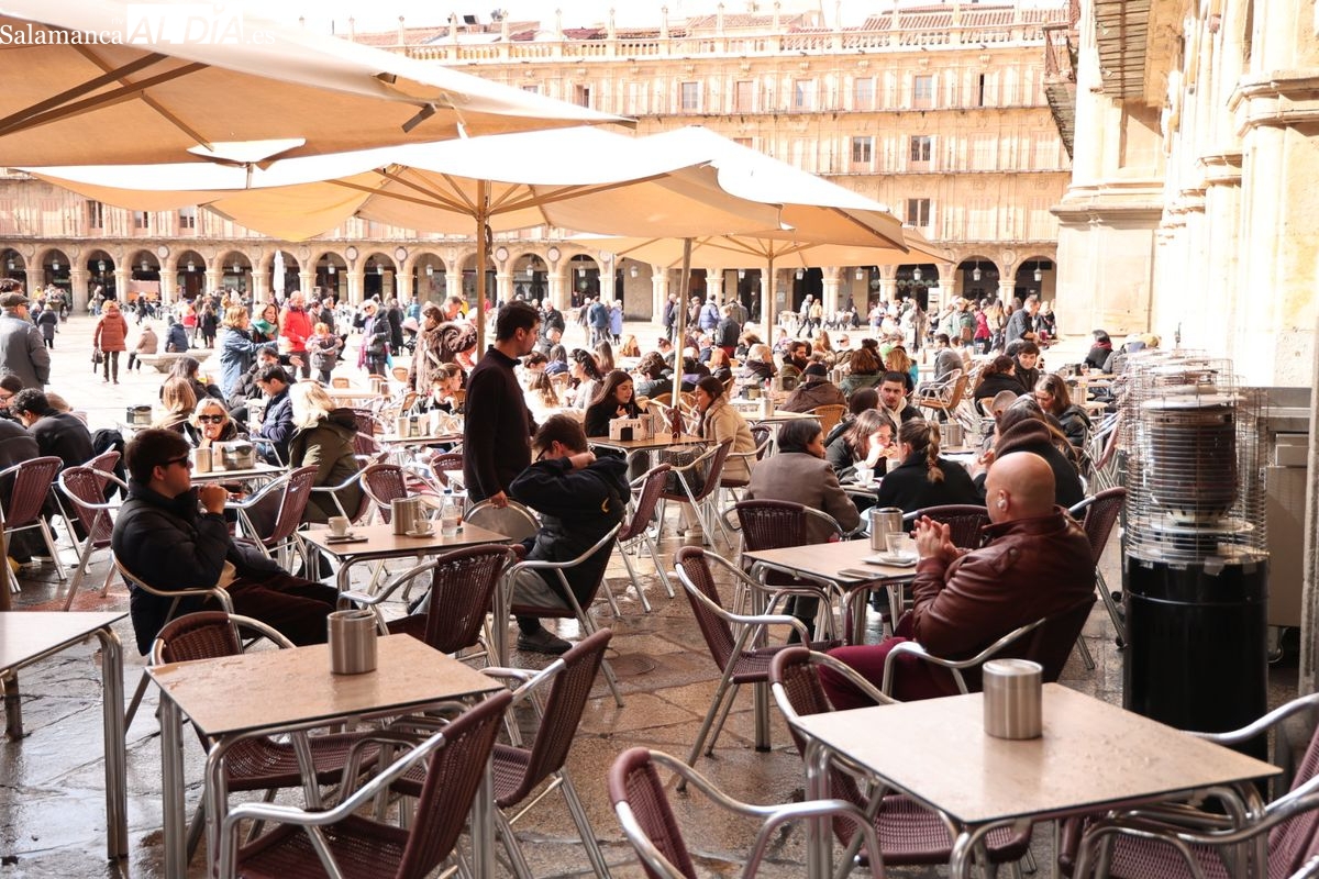 Buen ambiente en el centro de Salamanca este domingo 
