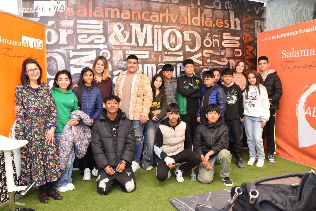 Los alumnos del Aula de Compensatoria del IES Mateo Hernández visitan la sede del periódico SALAMANCArtv AL DÍA