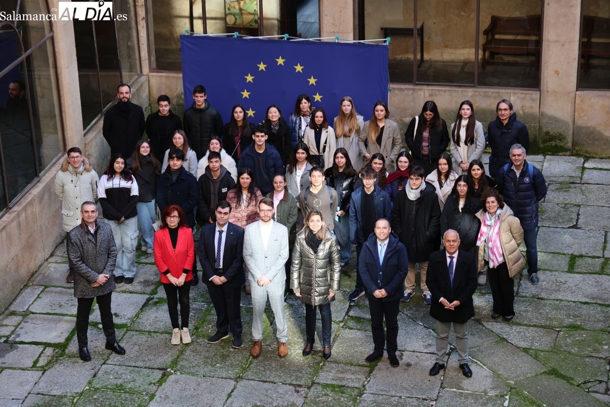 Una treintena de alumnos y profesores participan en la Olimpiada sobre la UE  (FOTOS)
