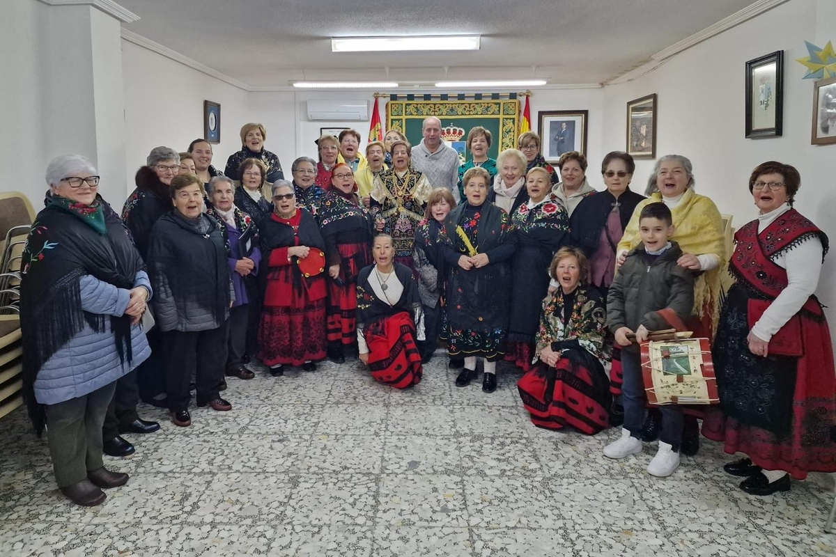 Teresa Pascua García recibe del alcalde de Mieza el bastón de mando municipal