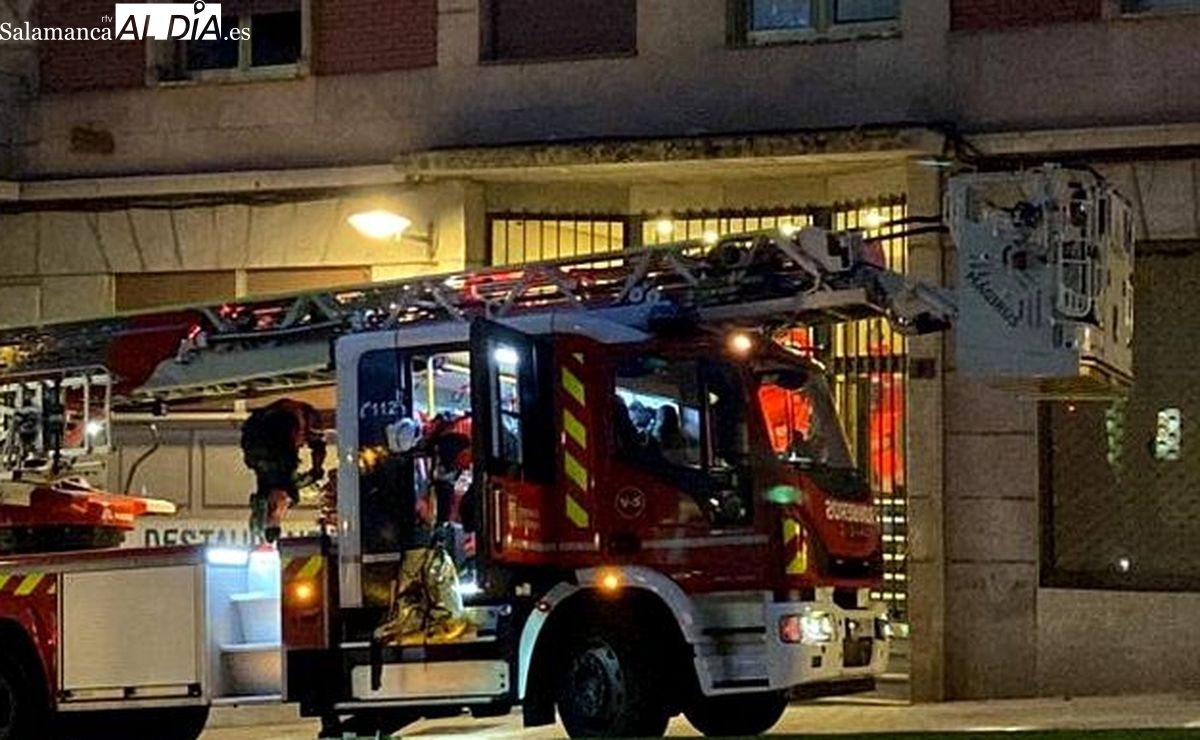 Los Bomberos salvan a una mujer de 94 años intoxicada por el humo de un incendio en su vivienda en Salamanca