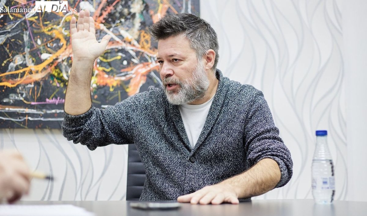 Procesan al cómico salmantino Héctor de Miguel por una broma sobre dinamitar la cruz del Valle de los Caídos