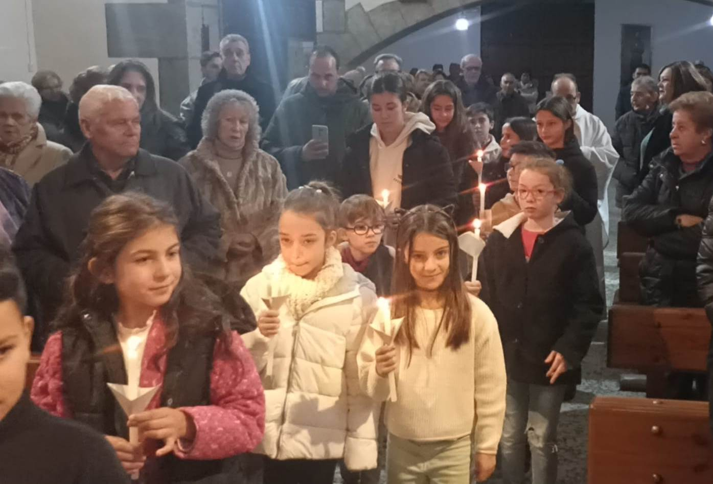 San Andrés celebra las Candelas con suelta incluida de palomas dentro del templo
