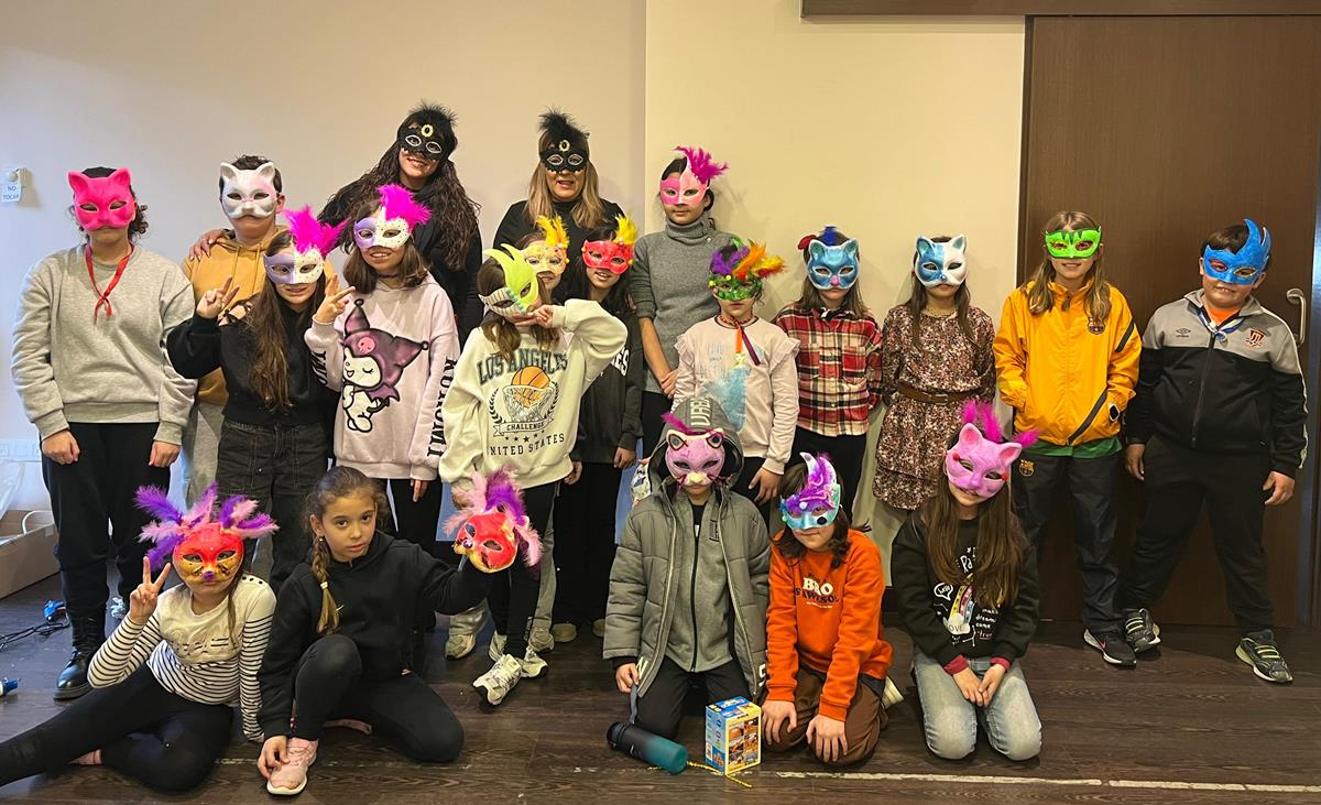 Éxito de participación en el taller de creación de máscaras para Carnaval