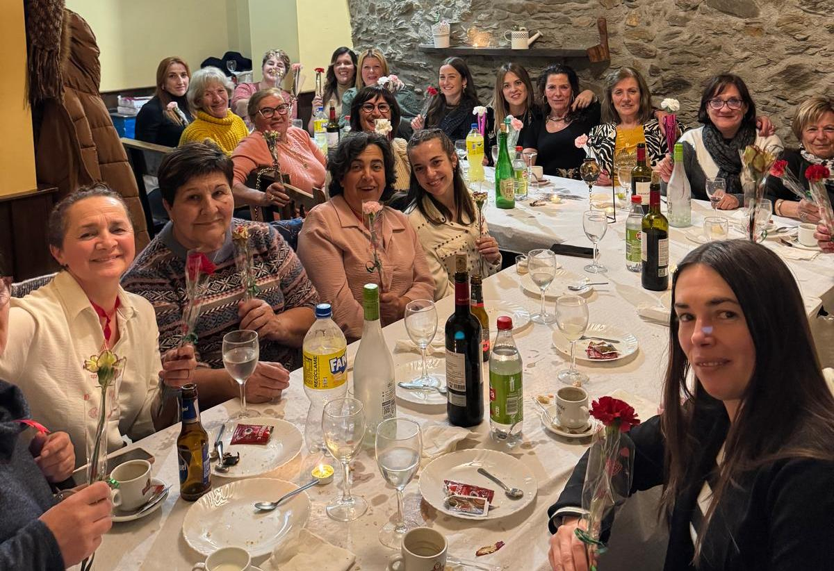 Mujeres de varias localidades festejan juntas las Águedas en Agallas