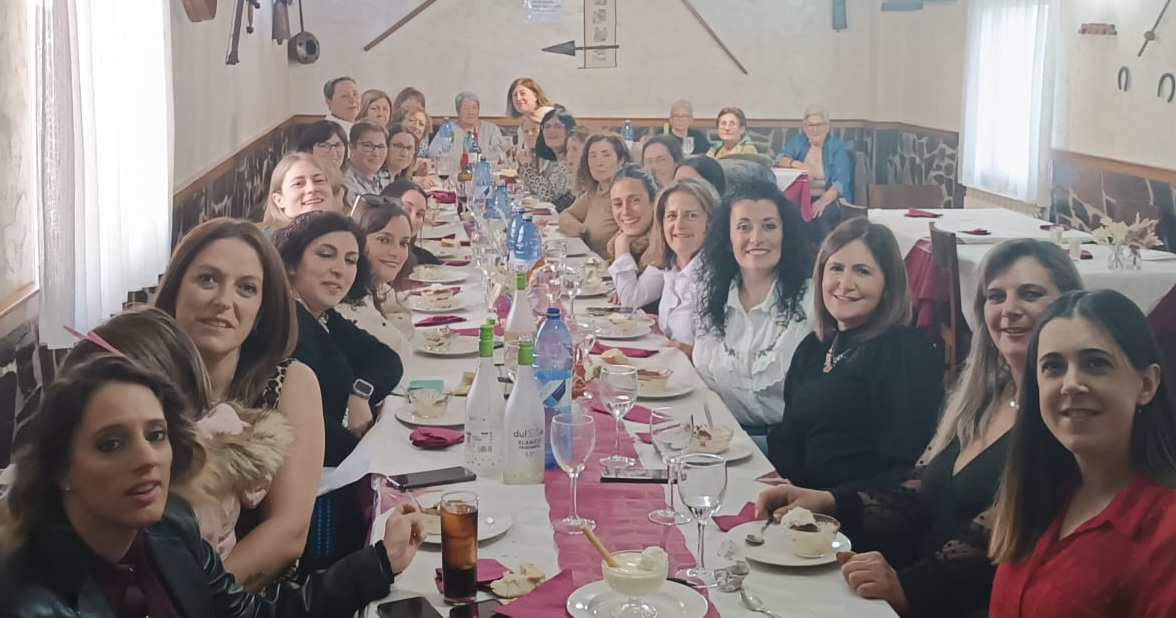 Cerca de 40 mujeres celebran las Águedas en Villasrubias en torno a la mesa