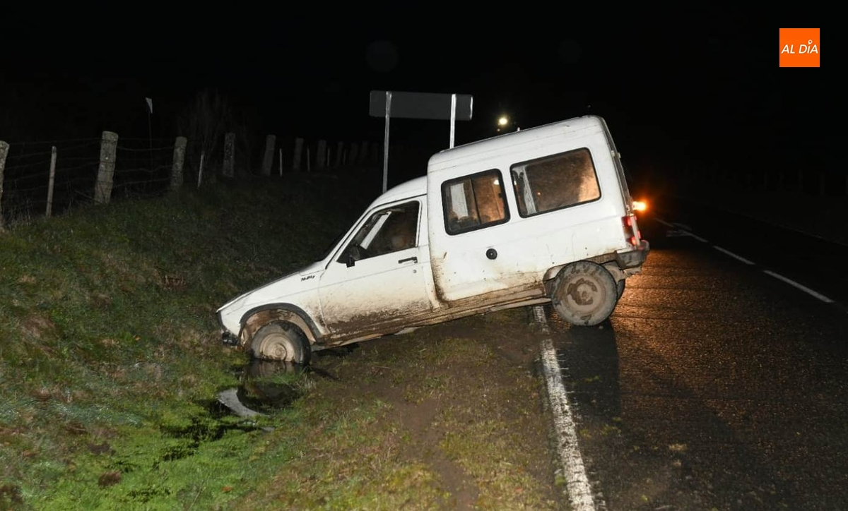 Una furgoneta choca en la carretera de Saelices con un jabalí que iba dentro de una manada 