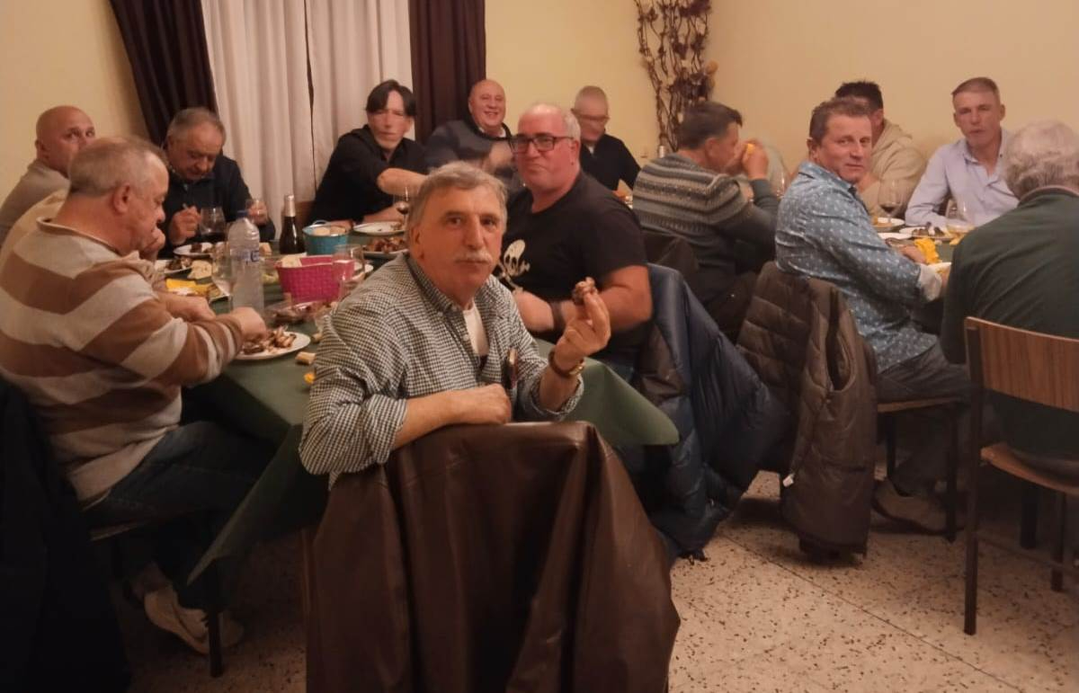 Un grupo de hombres se reúne para conmemorar los Águedos en El Sahúgo